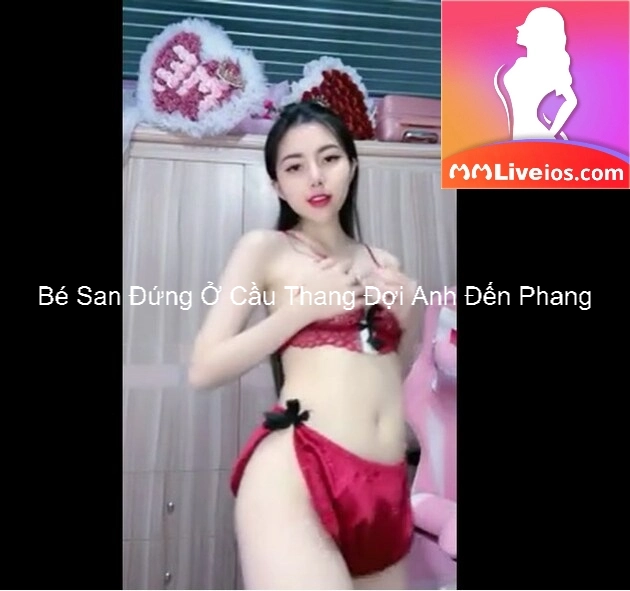 Bé San Đứng Ở Cầu Thang Đợi Anh Đến Phang 2