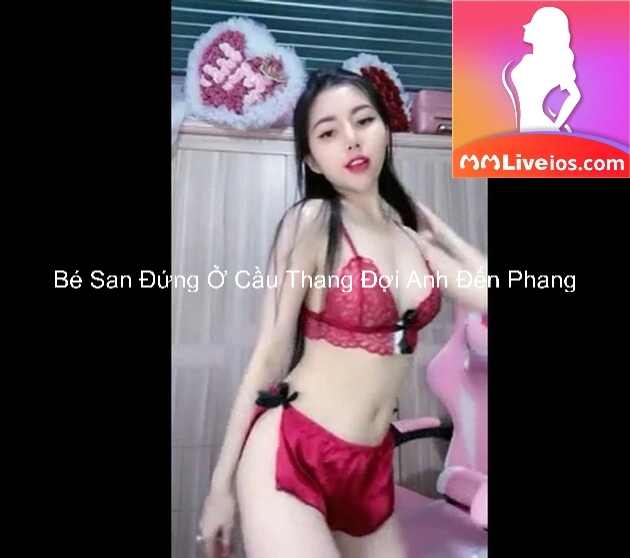 Bé San Đứng Ở Cầu Thang Đợi Anh Đến Phang 5