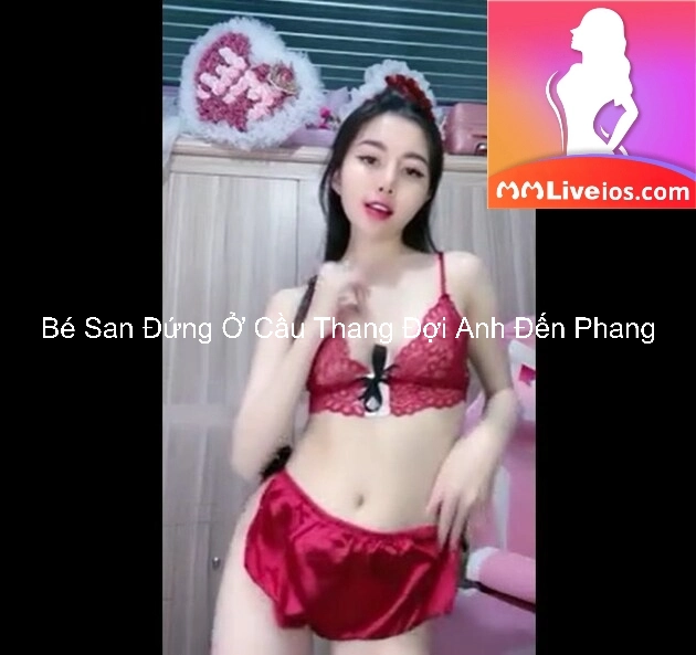 Bé San Đứng Ở Cầu Thang Đợi Anh Đến Phang 6